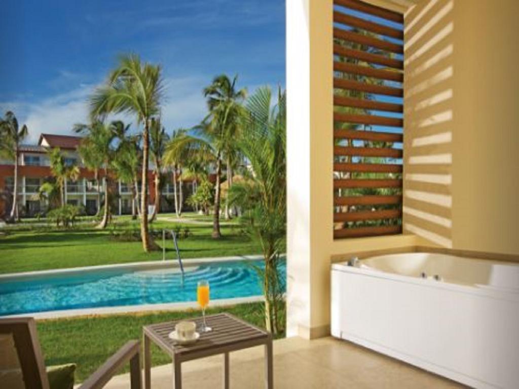 Breathless Punta Cana Resort & Spa (Adults Only) Exterior foto A swim-out room at the Hard Rock Hotel