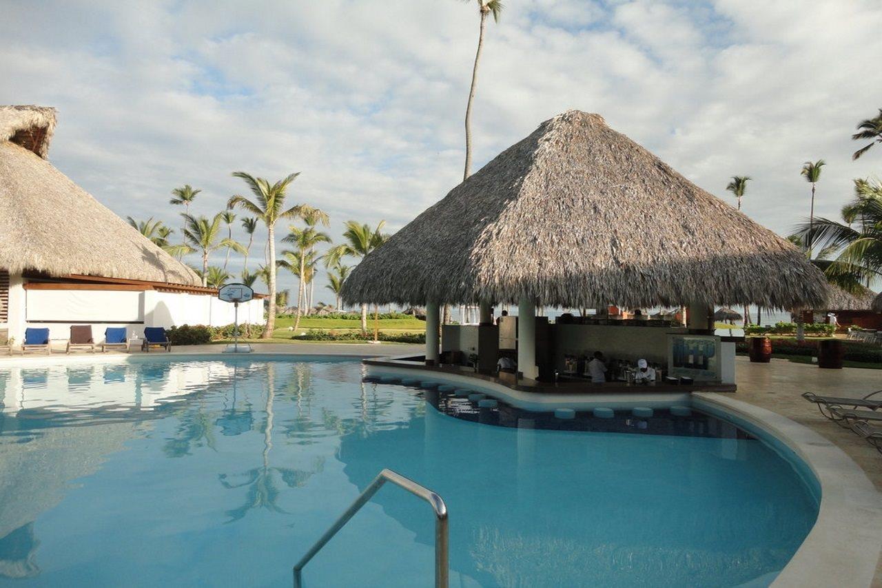 Breathless Punta Cana Resort & Spa (Adults Only) Exterior foto A swim-up bar at a resort in Punta Cana, Dominican Republic